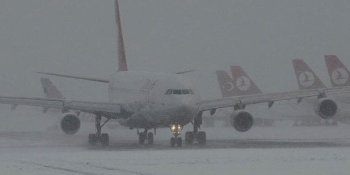 Ünlü oyuncu uçakta 8.5 saat mahsur kaldı