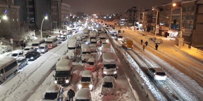 İstanbul'da beyaz esaret: Vatandaşlar yollarda kaldı, trafik gece yüzde 60 seviyesini gördü