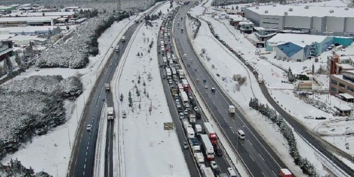 Karayolları'nın sorumluluğundaki TEM ve Kuzey Marmara yolu felç. İstanbul'a giden tır, kamyon ve otobüslere izin yok