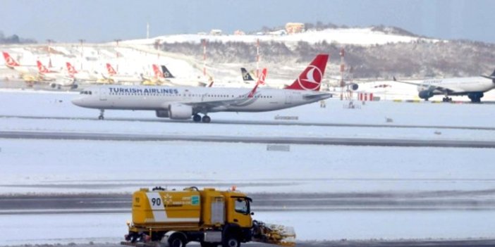 İstanbul Havalimanı Girişinde Servis Aracı Devrildi!