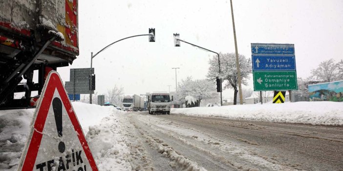 Kar terk etmiyor. 32 kentte alarm verildi! TAG otoyolu yine ulaşıma kapandı…