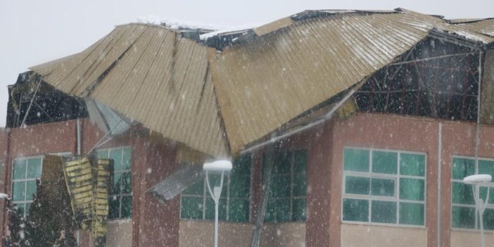 Kahramanmaraş’ta dev çatıyı kar çökertti