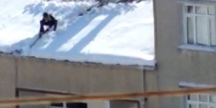 Çocuğu iple bağlayıp çatıdaki karı temizletti