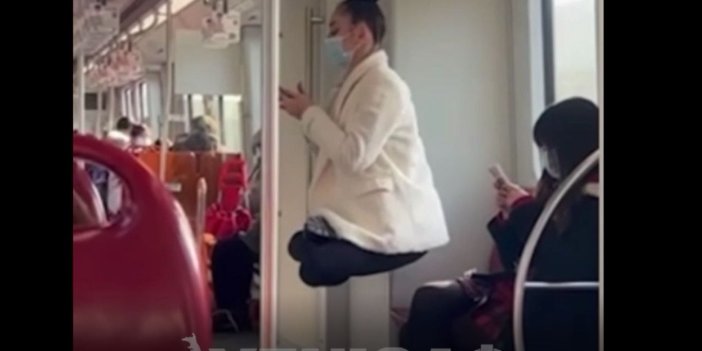 Metroda 'uçan kadın' şaşkınlığı!