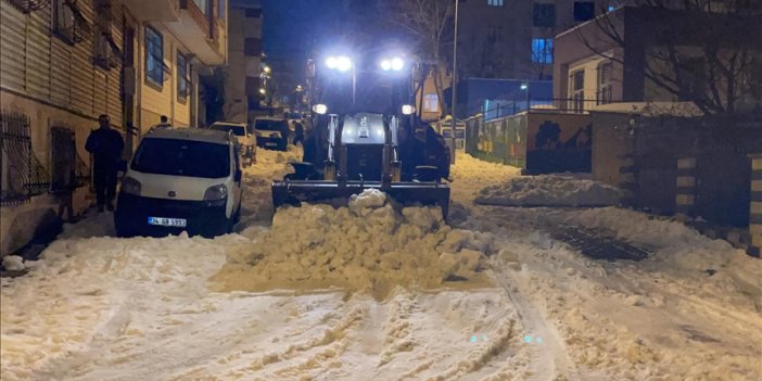 Sokağındaki karları kendi iş makinesiyle temizledi