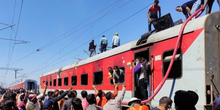 Hindistan’da yolcu treninde yangın!
