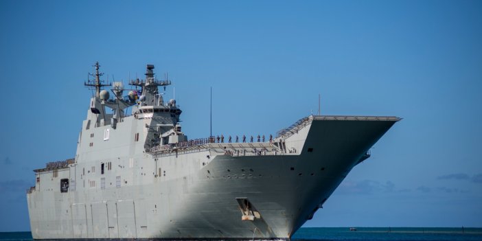 Avustralya’nın en büyük savaş gemisi 'HMAS Adelaide' arızalandı