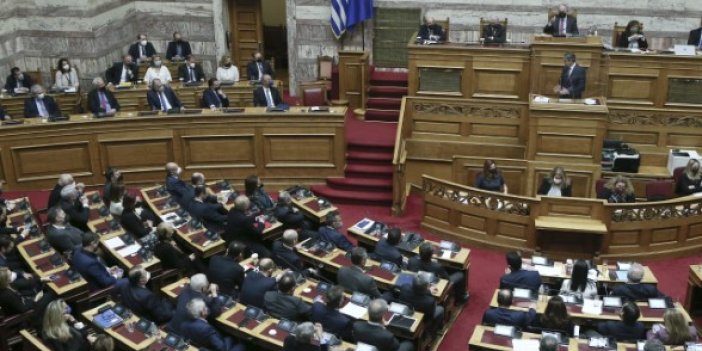 Türk maskesi Yunan meclisini karıştırdı