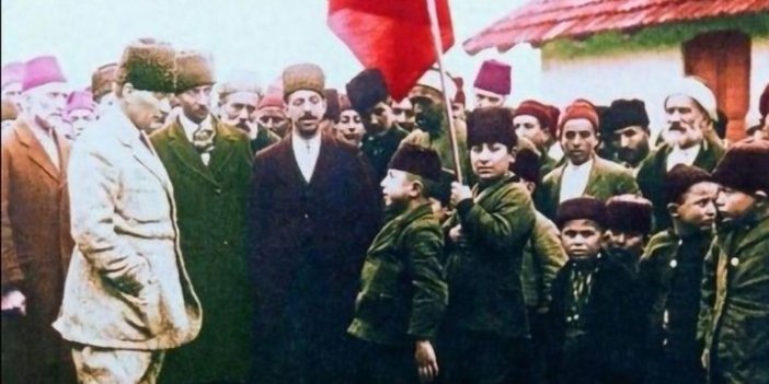 Atatürk uzun şiir okuyan çocuğun büyüklerini bakın nasıl uyardı