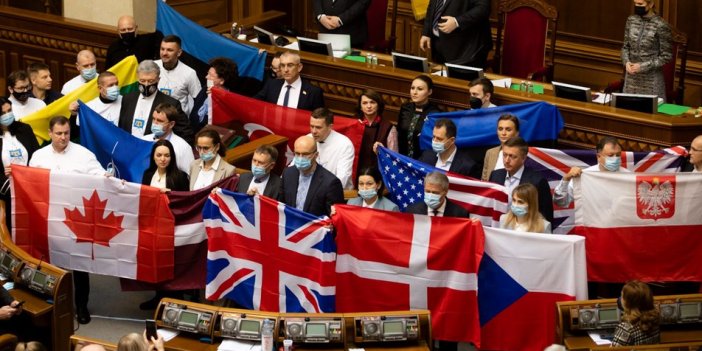Ukrayna milletvekilleri destek veren ülkelerin bayraklarını açtı