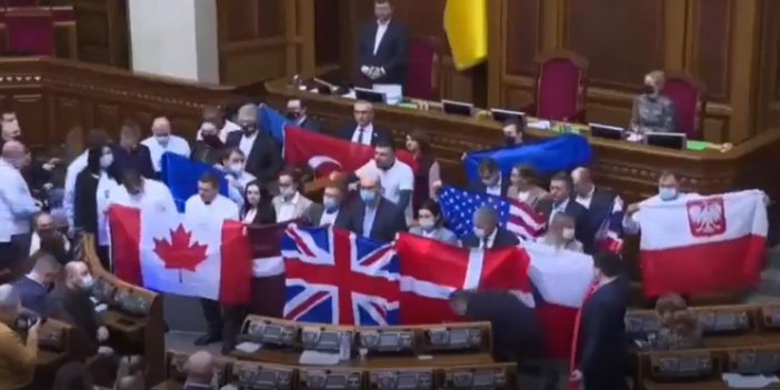 Mecliste Türk bayrağı açtı! Dünya bu görüntüleri konuşuyor