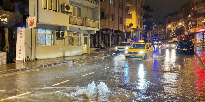 İzmir'de sağanak yağış etkili oldu