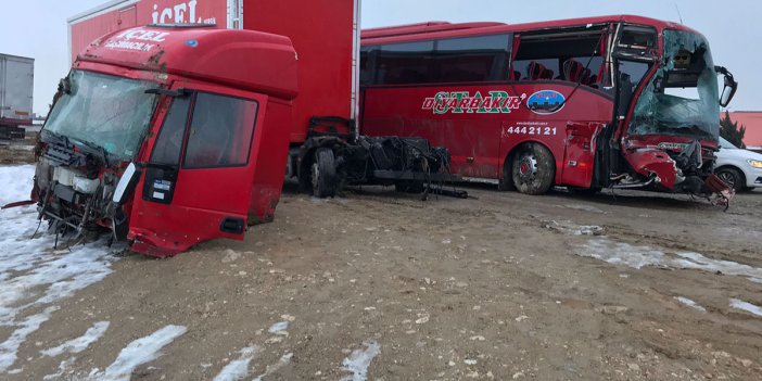 Yolcu otobüsü ile TIR çarpıştı: 11 yaralı
