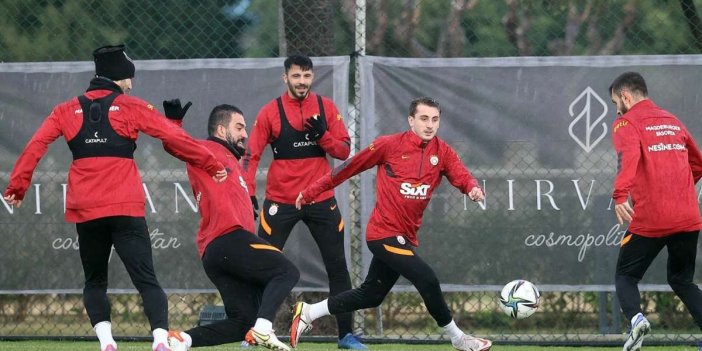 Galatasaray’ın Antalya kampında bomba iddia: Futbolcular nargile içip kumar mı oynadı?