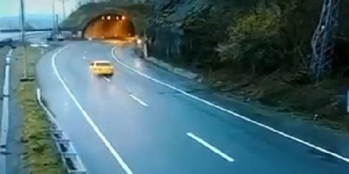 Taksi sürücüsü kopan kayalardan saniyelerle kurtuldu