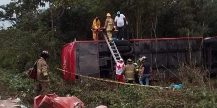 Otobüs ile kamyon çarpıştı: 8 ölü