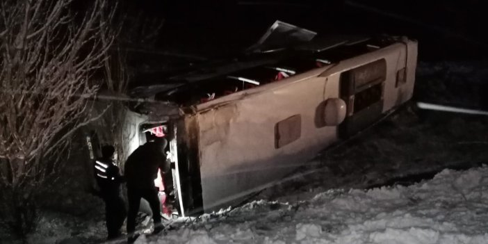 Afyonkarahisar'da yolcu otobüsü devrildi, 21 kişi yaralandı