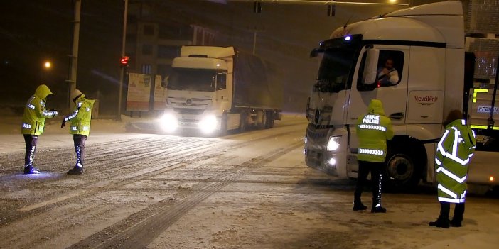 Aksaray-Konya karayolu kar yağışı ve tipi nedeniyle trafiğe kapatıldı