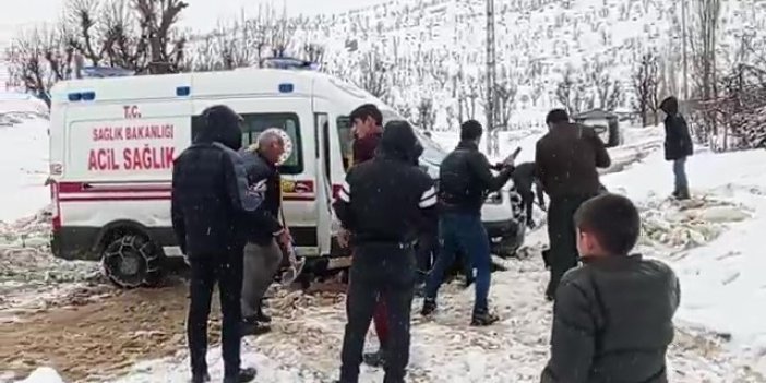Yolda mahsur kalan ambulansı köylüler kurtardı