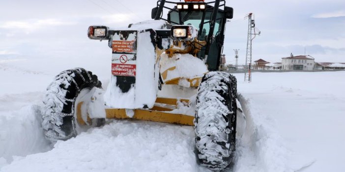 Kar yüzlerce köy yolunu kapattı