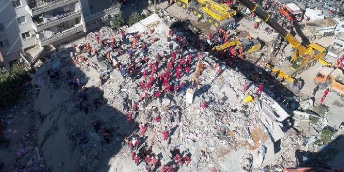 İzmir depreminde yıkılan binanın duruşmasın yürek yakan anlar! Acılı baba mahkemeye ölen kızının ayakkabılarıyla geldi