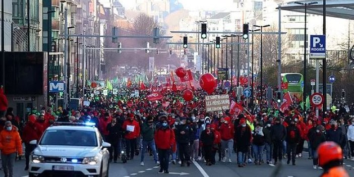 Belçika'da binlerce öğretmen hükümeti protesto etti