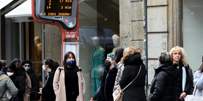 İtalya'da açık havada maske takma zorunluluğu kaldırıldı