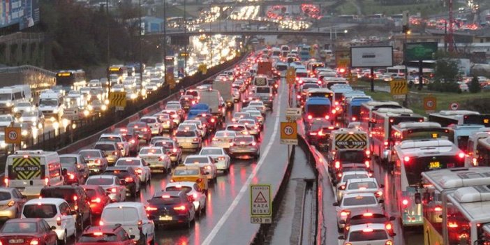Dünyada birinci sırada! İstanbullu yılda 142 saatini trafikte kaybediyor