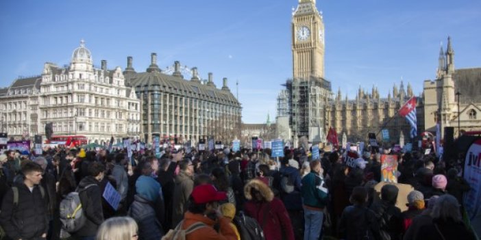 İngiltere'de enerji faturaları  başkent Londra'da protesto edildi.