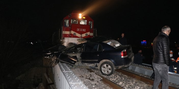 Yolcu treni hemzenin geçitte çarptı! Canını son anda atlayarak kurtardı. Otomobil 1 kilometre sürüklendi