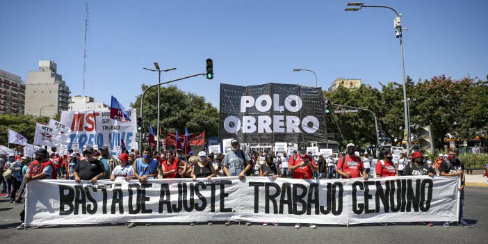 Arjantin'de binlerce kişi sokağa döküldü