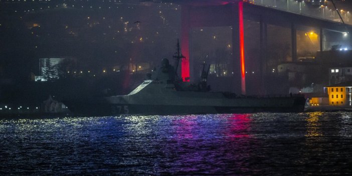 Rus savaş gemisi ışıklarını söndürüp İstanbul Boğazı'ndan geçti