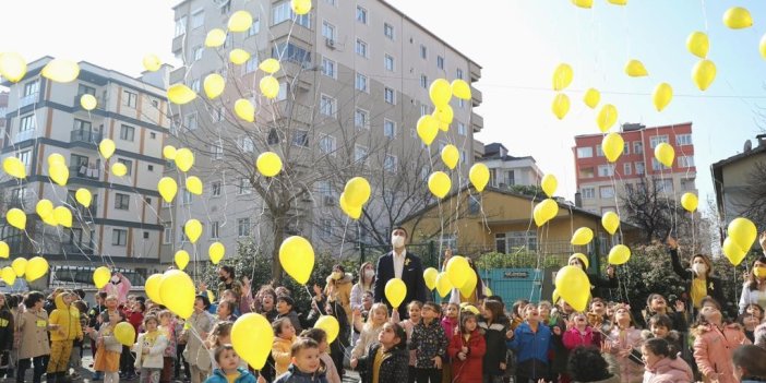 Kartal’da gökyüzüne sarı balonlar bırakıldı. Çocuklar için anlamı büyük