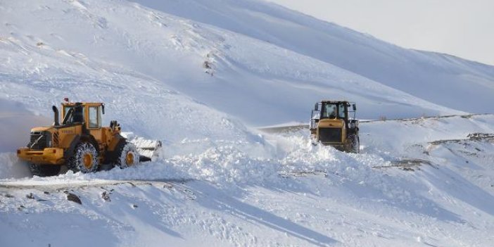 Hakkari'de 7 metreye ulaşan karın bulunduğu köy yolu ulaşıma açıldı