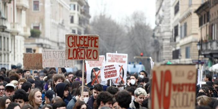 İtalya'da öğrenciler sokaklara indi