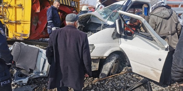 Tren, hemzemin geçitte kamyonete çarptı: 4 yaralı