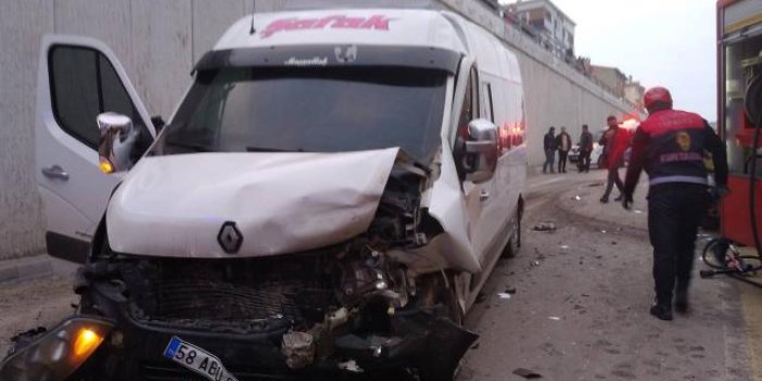 Sivas'ta otomobil ile işçi servisi çarpıştı