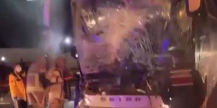 Bursa'da yolcu otobüsü tıra çarptı: Çok sayıda yaralı var