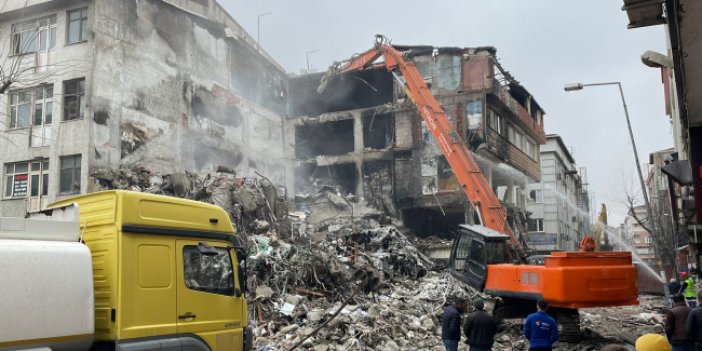 5 kişinin hayatını kaybettiği bina yıkılıyor