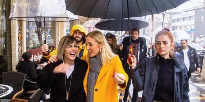 Kültür Bakanı'nın eşi  Pervin Ersoy Türk polisine şemsiye tutturdu, çantasını taşıttı
