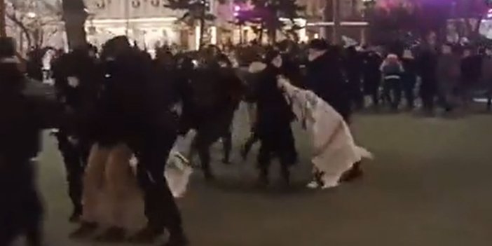 Putin'e karşı sokaklara döküldüler! Rus polisinden savaş karşıtlarına sert müdahale