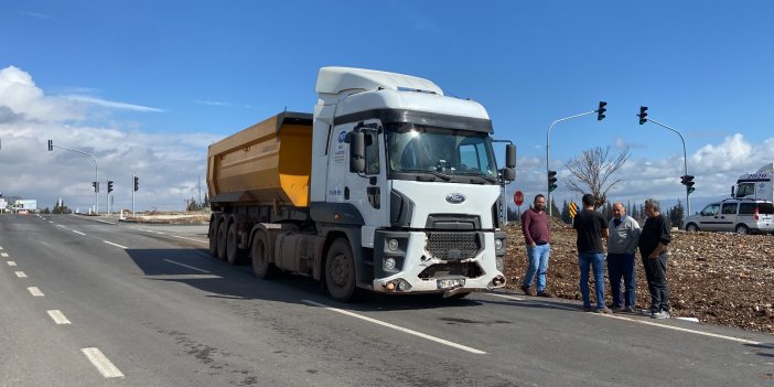 Kamyonun altında kalan motosiklet sürücüsü hayatını kaybetti