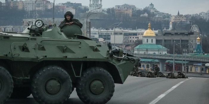 Ukrayna Ordusu’na ait zırhlı araçlar Kiev’i savunmak için kente girdi