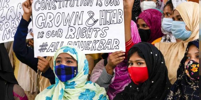 Hindistan okullarda başörtüsünü yasakladı