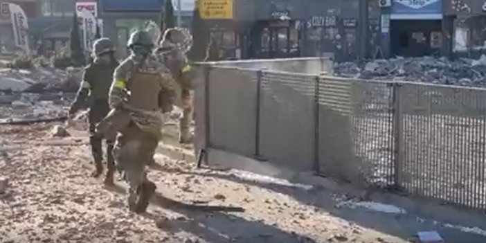 Kiev halkı Rusya'ya karşı askerleriyle birlikte savaşıyor