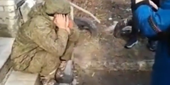 Sivil halk tarafından yakalanan istilacı Rus asker korkudan ağladı
