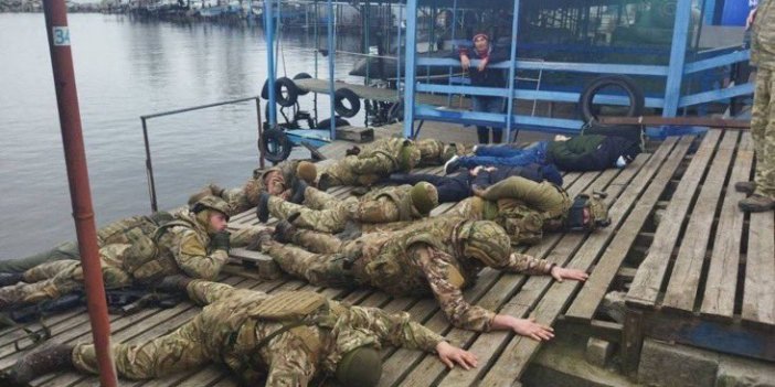 Rus askerleri Dinyeper Nehri'nde esir alındı