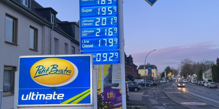 Almanya’da an itibarıyla benzin 33 lira 97 kuruş oldu. Ama asgari ücret 33 bin TL civarı...