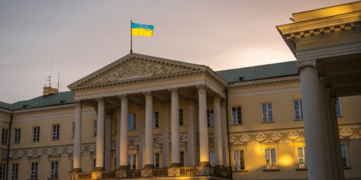 Varşova'da devlet binalarına Ukrayna bayrağının renkleri yansıtıldı