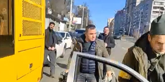 Kiev savaş muhabiri Cem Tekel'i Türk kameraman kurtardı, Canlı yayında silahlı sivillerle karşı karşıya geldi